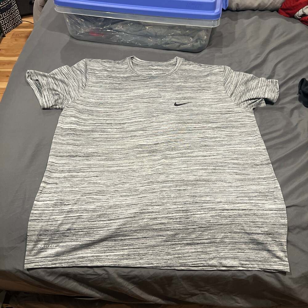 Nike training Shirt Adult XL Gray Heathered left chest Swoosh Training shirt